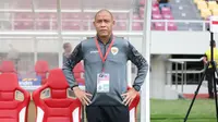 Pelatih kepala Timnas Indonesia U-16, Nova Arianto jelang dimulainya laga perebutan tempat ketiga Piala AFF U-16 2024 menghadapi Timnas Vietnam U-16 di Stadion Manahan, Solo, Rabu (3/7/2024). (Bola.com/Abdul Aziz)