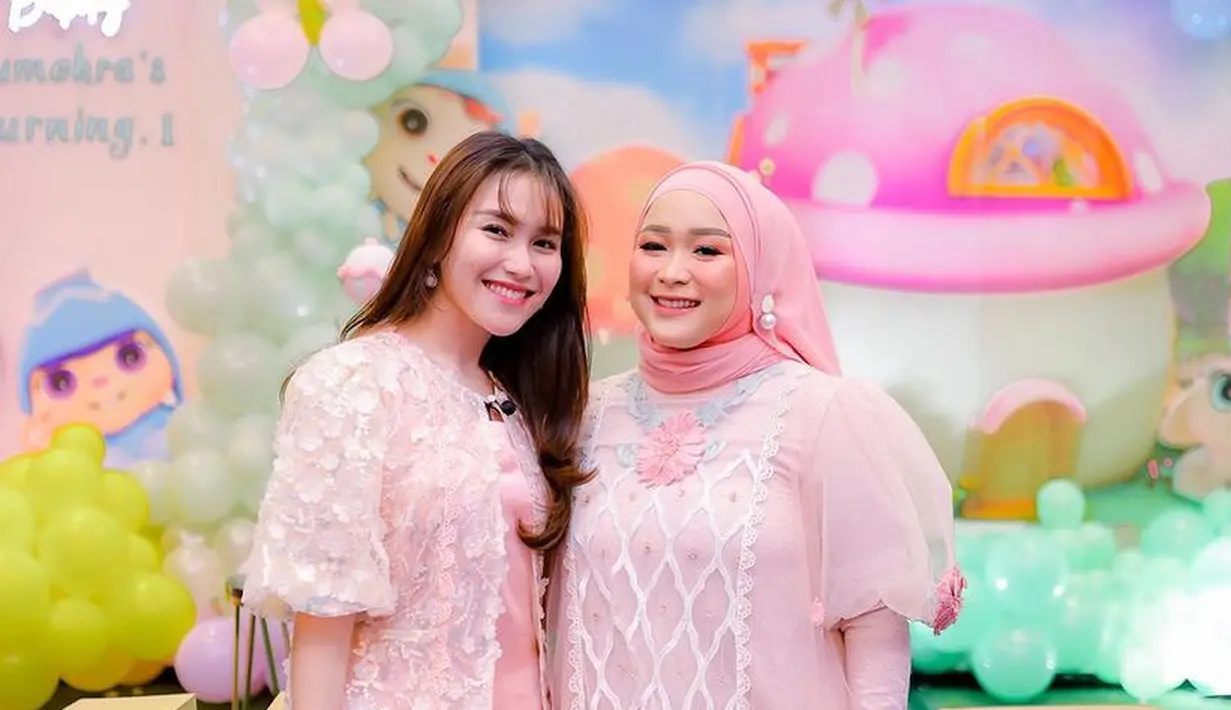 Ayu Ting Ting dan Syifa pun kompak mengenakan dress warna pink. Ayu mengenakan dress selutut satin dipadukan outer lengan balon dengan aksen bunga 3D.  [@ayutingting92]