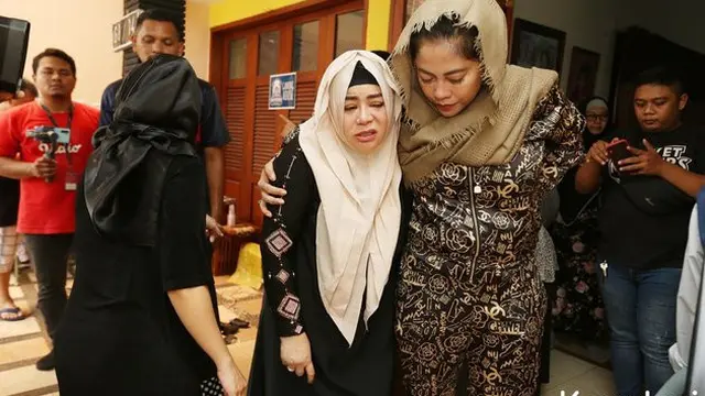 7 Momen Anisa Bahar saat Bertemu Jenazah Sang Bunda, Penuh Isak Tangis
