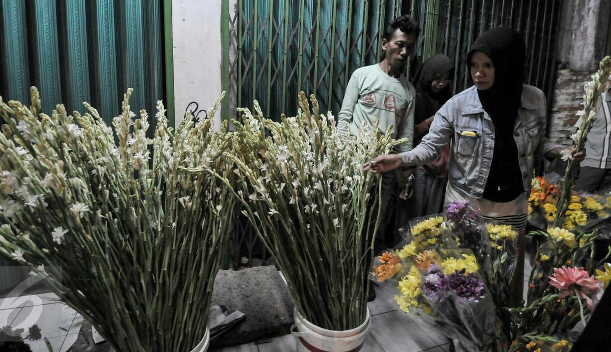 Warga memilih bunga hias di pasar kembang Pal Sigunung, Depok, Selasa (5/7/2016). Jelang Lebaran, warga berburu bunga sedap malam dan bunga hias lainya untuk pelengkap Idul Fitri.(Liputan6.com/Yoppy Renato)