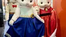 Orang-orang berkostum karakter kartun Keluarga Slyvanian berpose saat Toy Fair  atau Pameran Mainan tahunan di Olympia, London, Inggris, Selasa (23/1). (AFP PHOTO/Tolga AKMEN)
