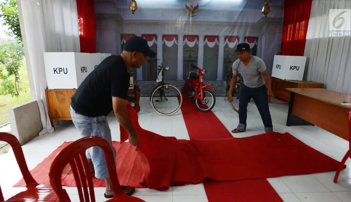 Warga Permata Mansion menata karpet di tempat pemungutan suara (TPS) 30, RW 10, Sawangan, Depok, Jawa Barat, Selasa (16/4). TPS 30 Permata Mansion dibuat dengan nuansa Istana Negara tempo dulu untuk menarik minat warga menyoblos pada Pemilu 2019. (merdeka.com/Imam Buhori)