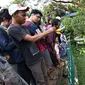 Pengunjung mengabadikan seekor burung Pelikan di Kebun Binatang Ragunan, Jakarta, Jumat (1/1). Jumlah pengunjung Taman Margasatwa Ragunan pada libur awal tahun 2016 mencapai lebih dari 100.000 orang. (Liputan6.com/Immanuel Antonius)