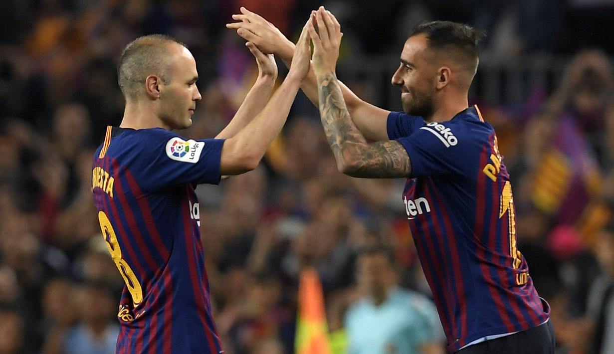 Gelandang Barcelona, Andres Iniesta, keluar diganti Paco Alcacer saat melawan Real Sociedad pada laga La Liga Spanyol di Stadion Camp Nou, Barcelona, Minggu (20/5/2018). Dirinya berpisah dengan klub yang 22 tahun telah dibela. (AFP/Lluis Gene)