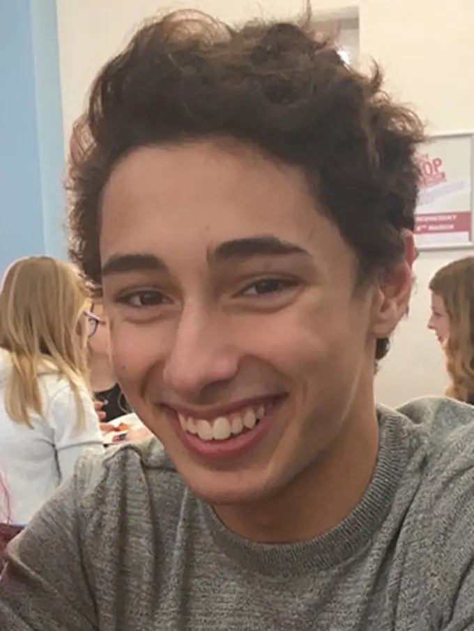 [Bintang] Nyadar Nggak Kalau Cowok Ini Mirip Tokoh Kartun?