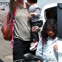 Bersama kedua anaknya, Sheila Marcia bertemu langsung dengan ketua Komnas PA, Arist Merdeka Sirait. (Deki Prayoga/Bintang.com)