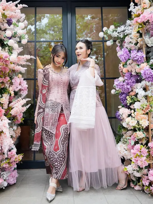 Di hari bahagia kakak-nya tersebut, Fuji An tampil menawan dengan mengenakan kebaya brokat warna pink lengan panjang dari @tyas_kebaya yang dipadukan dengan kain batik sebagai bawahan, serta selendang merah-hitam.  [IG:@fuji_an].