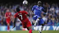 Gelandang Chelsea, N'Golo Kante, berebut bola dengan striker Leicester, Ahmed Musa, pada laga Premier League di Stadion Stamford Bridge, London, Sabtu (15/10/2016). Chelsea menang 3-0 atas Leicester. (Reuters/Andrew Couldridge)