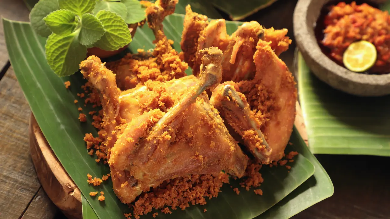 7 Cara Membuat Ayam Goreng Gurih Khas Indonesia, Enak dan Menggugah