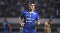 Pemain Persib Bandung, Nick Kuipers pada laga lanjutan pekan ke-3 BRI Liga 1 2023/2024 antara Persib Bandung melawan Dewa United FC di Stadion Gelora Bandung Lautan Api (GBLA), Bandung, Jumat (14/07/2023). (Bola.com/Bagaskara Lazuardi)