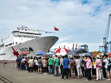 Warga saat antre untuk pemeriksaan kesehatan gratis oleh tim medis kesehatan dari Kapal RS Peace Ark milik Tentara Pembebasan Rakyat China (PLA) di kawasan JICT 2 Tanjung Priok, Jakarta Utara, Selasa (15/11/2022). Layanan pengobatan gratis untuk masyarakat umum ini merupakan bagian dari misi kemanusiaan Kapal RS Peace Ark ke luar negeri yang ke-10 setelah sebelumnya melakukan kunjungan ke Indonesia pada 2013. (merdeka.com/Iqbal S. Nugroho)