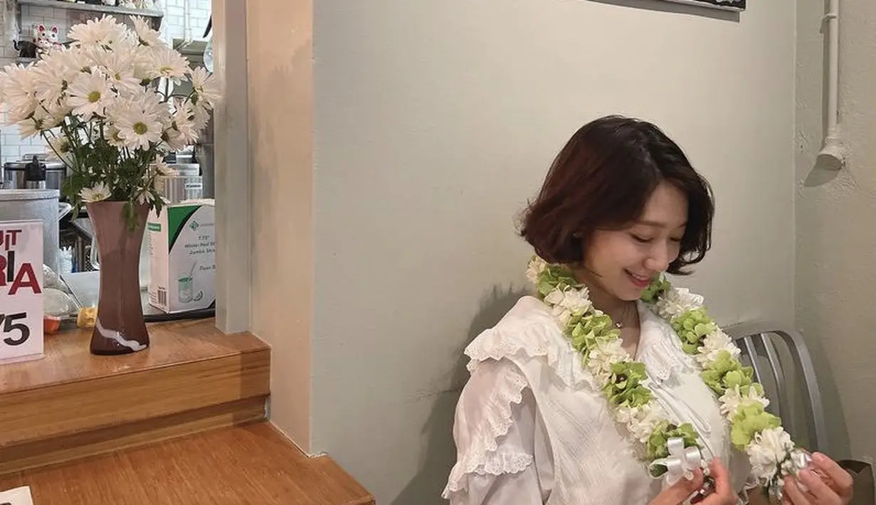 <p>Aktris Heirs ini memancarkan cahaya kehamilan dalam foto potongan rambutnya. Rambut warna brown keemasan ini berpotongan bob. @ssinz7</p>