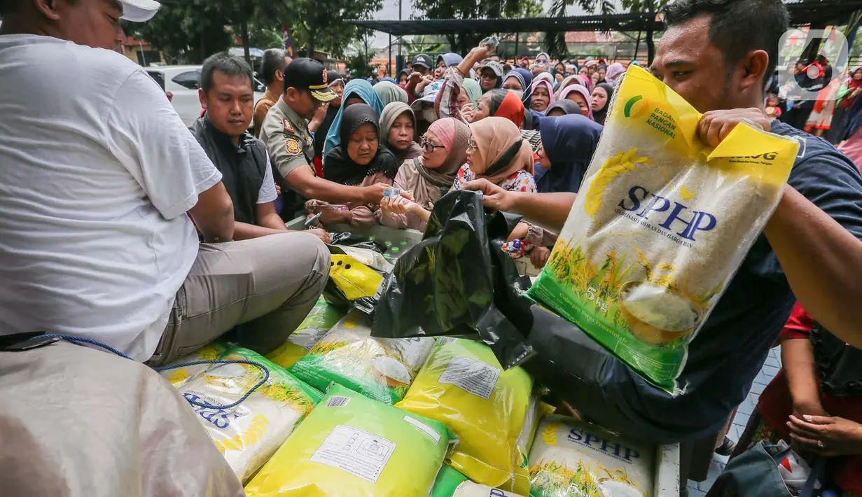 Pemkot Kota Tangerang menggelar kegiatan Gerakan Pangan Murah sebagai upaya untuk menstabilkan harga beras dan sejumlah kebutuhan pokok. (Liputan6.com/Angga Yuniar)