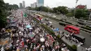 Ribuan massa memadati sekitar Gedung Dewan Perwakilan Rakyat saat aksi damai 212 jilid 2 di Senayan, Jakarta, Selasa (21/2). Dalam aksinya mereka menuntut meminta DPR agar menyalurkan aspirasi mereka terkait kasus penodaan agama. (Liputan6.com/JohanTallo)