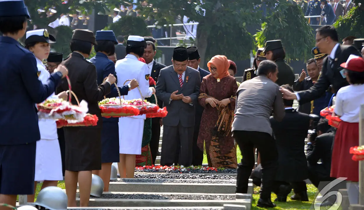 JK hadir dan istrinya, Mufidah Kalla mendoakan arwah para pahlawan saat melakukan ziarah ke Taman Makam Pahlawan Kalibata, Jakarta, Senin (10/11/2014) (Liputan6.com/Johan Tallo)