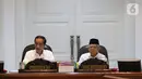 Presiden Joko Widodo didampingi Wakil Presiden Ma'ruf Amin memimpin rapat terbatas (ratas) di Kantor Presiden, Jakarta, Rabu (30/10/2019). Ratas perdana dengan jajaran menteri Kabinet Indonesia Maju itu membahas Penyampaian Program dan Kegiatan di Bidang Perekonomian. (Liputan6.com/Angga Yuniar)