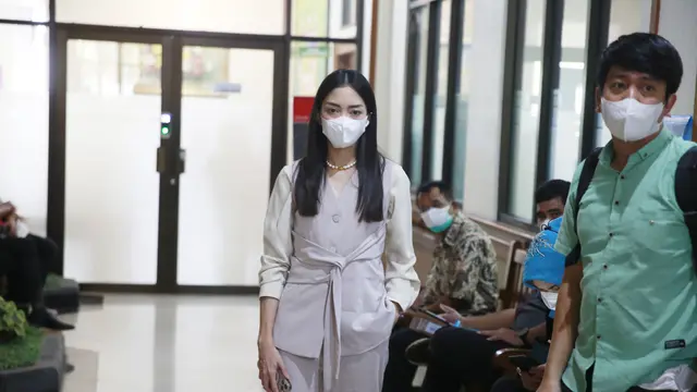 Ririn Dwi Ariyanti di Pengadilan Agama Jakarta Selatan, Kamis (10/2/2022) (Kapanlagi.com/Muhammad Akrom)