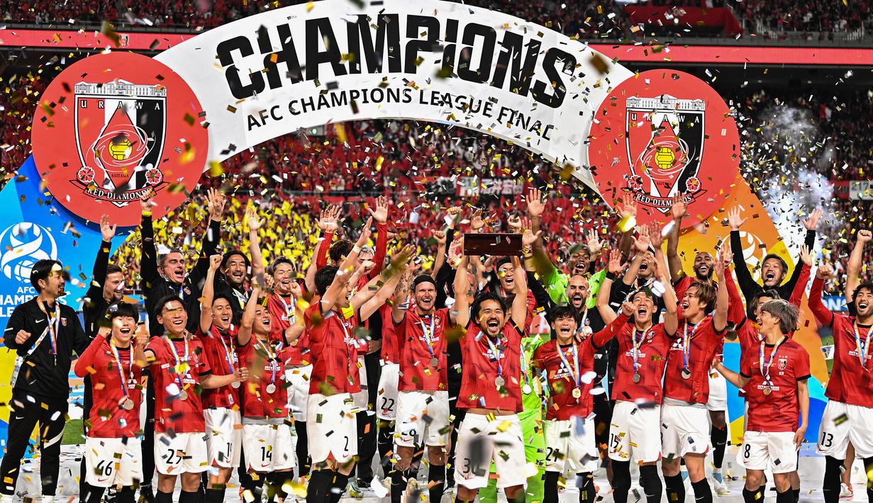 Jumpei Hayakawa juga ikut membantu Urawa Red Diamonds meraih gelar Liga Champions Asia musim lalu, gelar pertamanya sebagai pemain. Pada 30 April 2023, ia masuk menggantikan Tomoaki Okubo pada menit ke-81 pada laga final leg 1 Liga Champions Asia melawan Al Hilal, sebelum tim mereka menang 1-0 di leg kedua dan keluar sebagai juara. (AFP/Philip Fong)