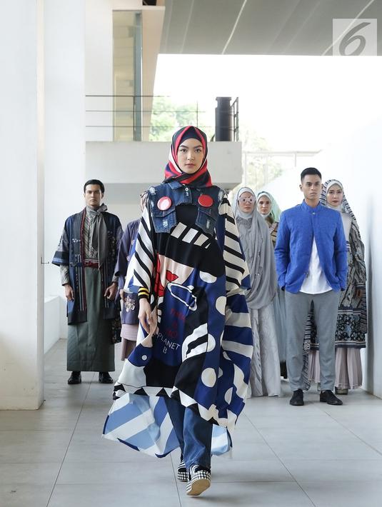 Model berjalan di catwalk pada pembukaan Muffest 2020 di Aquatic Stadium, GBK Senayan, Jakarta, Jumat (30/8/2019). Muffest mempertemukan para pelaku industri busana muslim tanah air, baik yang sudah punya nama dan brand besar, maupun dari pelaku usaha kecil dan menengah. (Fimela.com/Bambang E.Ros)