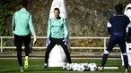 Kiper Real Sociedad asal Spanyol #1 Alejandro Remiro menghadiri sesi latihan menjelang pertandingan Liga Champions, di pusat pelatihan Zubieta di San Sebastian pada 7 November 2023. (ANDER GILLENEA / AFP)