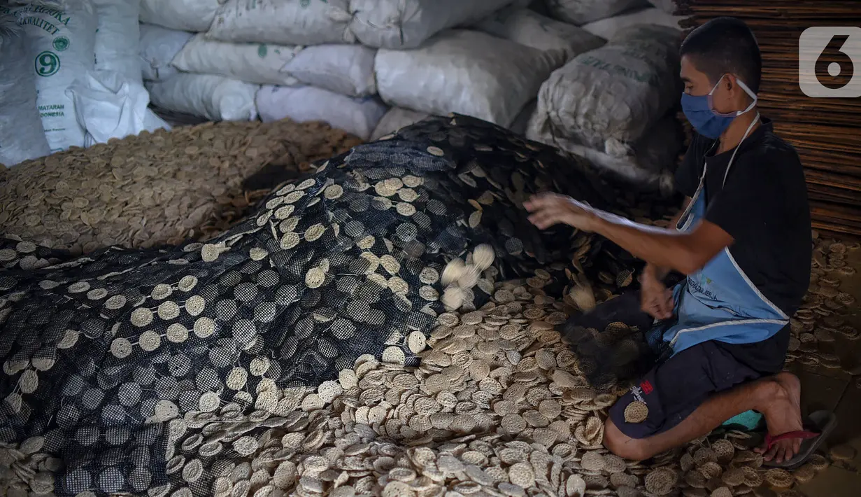 Pekerja memilah kerupuk sebelum digoreng di pabrik kerupuk Pasundan Bedahan, Sawangan, Depok, Senin (8/3/2020). Usaha mikro pabrik kerupuk Pasundan menerapkan protokol kesehatan kepada 23 karyawannya selama pandemi Covid-19. (Liputan6.com/Fery Pradolo)