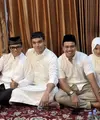 Kakak Fuji an, Frans Faisal akan menikah sebentar lagi setelah melamar kekasihnya bulan Desember lalu. Pengajian pun digelar sebelum hari bahagianya. Saat pengajian keluarga pun kompak mengenakan pakaian serba putih termasuk Fuji. [@fuji_an]