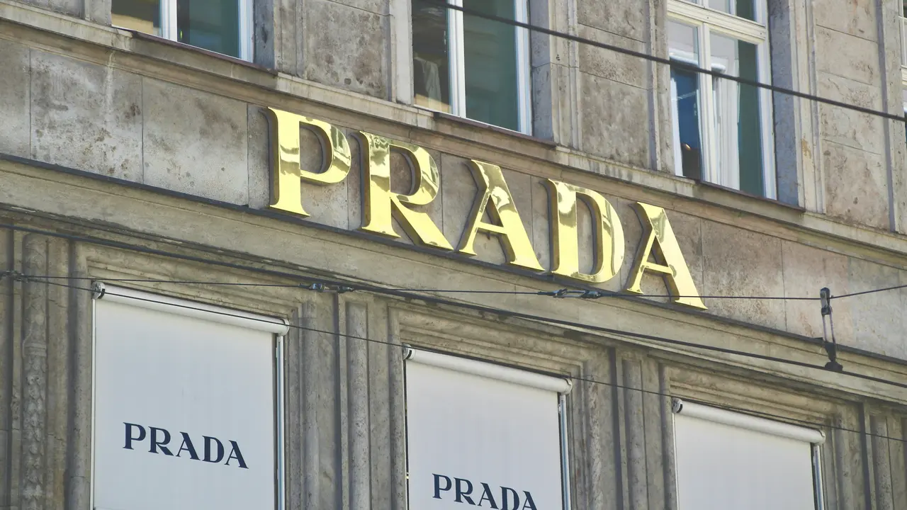 Prada Resmi Akuisi Versace Rp23,5 Triliun, 2 Brand Mewah Italia Kini di Satu Rumah