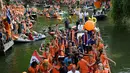 Tim sepak bola wanita Belanda menyapa para pendukung dari atas perahu saat merayakan kemenangannya di Utrecht, Belanda (7/9). (AFP Photo/John Thys)