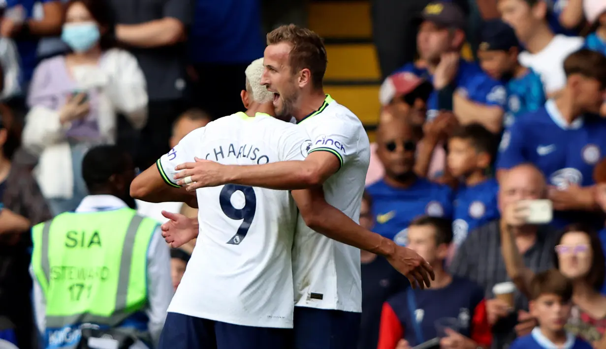 Pemain Tottenham Hotspur Harry Kane (kanan) melakukan selebrasi dengan Richarlison usai mencetak gol ke gawang Chelsea pada pertandingan sepak bola Liga Inggris di Stadion Stamford Bridge, London, Inggris, 14 Agustus 2022. Pertandingan berakhir imbang 2-2. (AP Photo/Ian Walton)