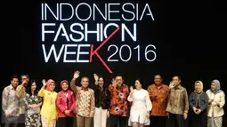 Menteri PMK Puan Maharani, Ketua DPD Irman Gusman, Menteri Koperasi dan UKM, Anak Agung Gede Ngurah Puspayoga serta Presiden IFW 2016 Poppy Dharsono pada pembukaan Indonesia Fashion Week (IFW) 2016 di JCC Senayan, Kamis (10/3).(Liputan6.com/Faizal Fanani)