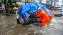 Banjir yang merendam kawasan Jalan Kemang Raya ini mencapai ketinggian sekitar 30 cm atau setinggi betis orang dewasa. (merdeka.com/Arie Basuki)