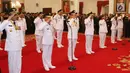 Gubernur dan wakil gubernur hasil Pilkada 2018 memberi hormat saat pelantikan di Istana Negara, Jakarta, Rabu (5/9). Mereka adalah gubernur dan wakil gubernur Kalbar, Sulteng, Sulsel, Papua, Jabar, Jateng, Sumut, NTT, Bali. (Liputan6.com/HO/Wan)