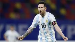 Striker Argentina, Lionel Messi, melakukan selebrasi usai mencetak gol ke gawang Chili pada Kualifikasi Piala Dunia 2022 Zona Amerika Selatan di Stadion Santiago del Estero, Jumat (4/6/2021). Kedua tim bermain imbang 1-1. (Juan Mabromata, Pool via AP)