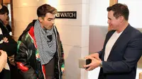 Joe Jonas mengenakan jaket hitam motif unik saat menghadiri Kari Feinstein's Style Lounge di Utah, 23 Januari 2016. Jaket itu bergambar semangkuk mie ayam lengkap dengan sayur, sendok dan garpu. (Lily Lawrence/Getty Images untuk Kari Feinstein/AFP)