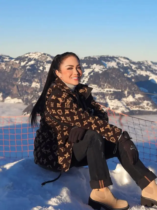 Liburan Akhir Tahun Keluarga Krisdayanti di Swiss. [@krisdayantilemos]