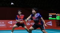 Ganda putri Indonesia Apriyani Rahayu/Siti Fadia Silva Ramadhanti&nbsp;saat menghadapi&nbsp;pasangan Malaysia Pearly Tan/Thinaah Muralitharan pada laga pertama Grup B BWF World Tour Finals 2022 di Nimibutr Arena, Bangkok, Thailand, Rabu (7/12) siang WIB. (foto: PBSI)