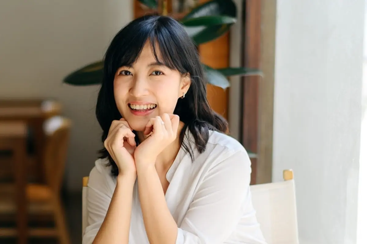 tersenyum bahagia