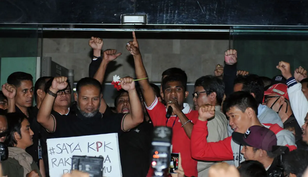 Sejumlah aktivis anti korupsi menyambut kembalinya Wakil Ketua KPK, Bambang Widjojanto ke gedung KPK Jakarta usai menjalani pemeriksaan di Bareskrim Mabes Polri, Sabtu dini hari (24/1/2015). (Liputan6.com/Helmi Fithriansyah)