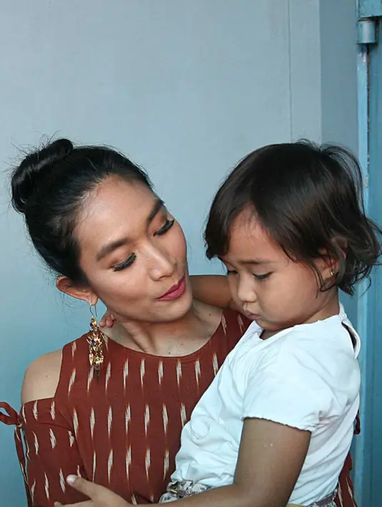 Sejak menikah dengan pria asal Bali, Tjokorda Bagus Dwi Santana Max Kerthyasa, Happy Salma mulai mengurangi kegiatannya di dunia hiburan. Ia banyak menghabiskan waktu tinggal di Bali bersama suaminya. (Nurwahyunan/Bintang.com)