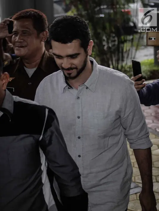 Aktor Fachri Albar tiba di Kejaksaan Negeri Jakarta Selatan, Kamis (19/4). Berkas kasus dugaan penyalahgunaan narkotika yang menjerat aktor Fachri Albar telah dinyatakan lengkap oleh kepolisian. (Liputan6.com/Faizal Fanani)