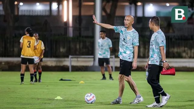 Foto: Kesibukan Coach Satoru Mochizuki saat Pimpin Langsung Latihan Timnas Indonesia Putri U-17