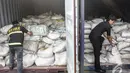 Dari hasil pencegahan tersebut, barang mineral yang disita diantaranya terdiri dari 18 kontainer bijih krom, 14 kontainer bijih nikel, 2 kontainer bijih tembaga dan 3 kontainer zeolit, Tanjung Priok, Jakarta, Rabu (5/11/2014) (Liputan6.com/Faizal Fanani)