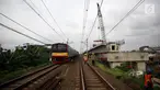 Kereta melintas disamping pembangunan kontruksi jalur DDT di Jakarta, Jumat (13/4). Menhub Budi Karya Sumadi menargetkan penyelesaian pembangunan proyek infrastruktur jalur DDT Manggarai- Cikarang selesai pada 2020. (Liputan6.com/Johan Tallo)