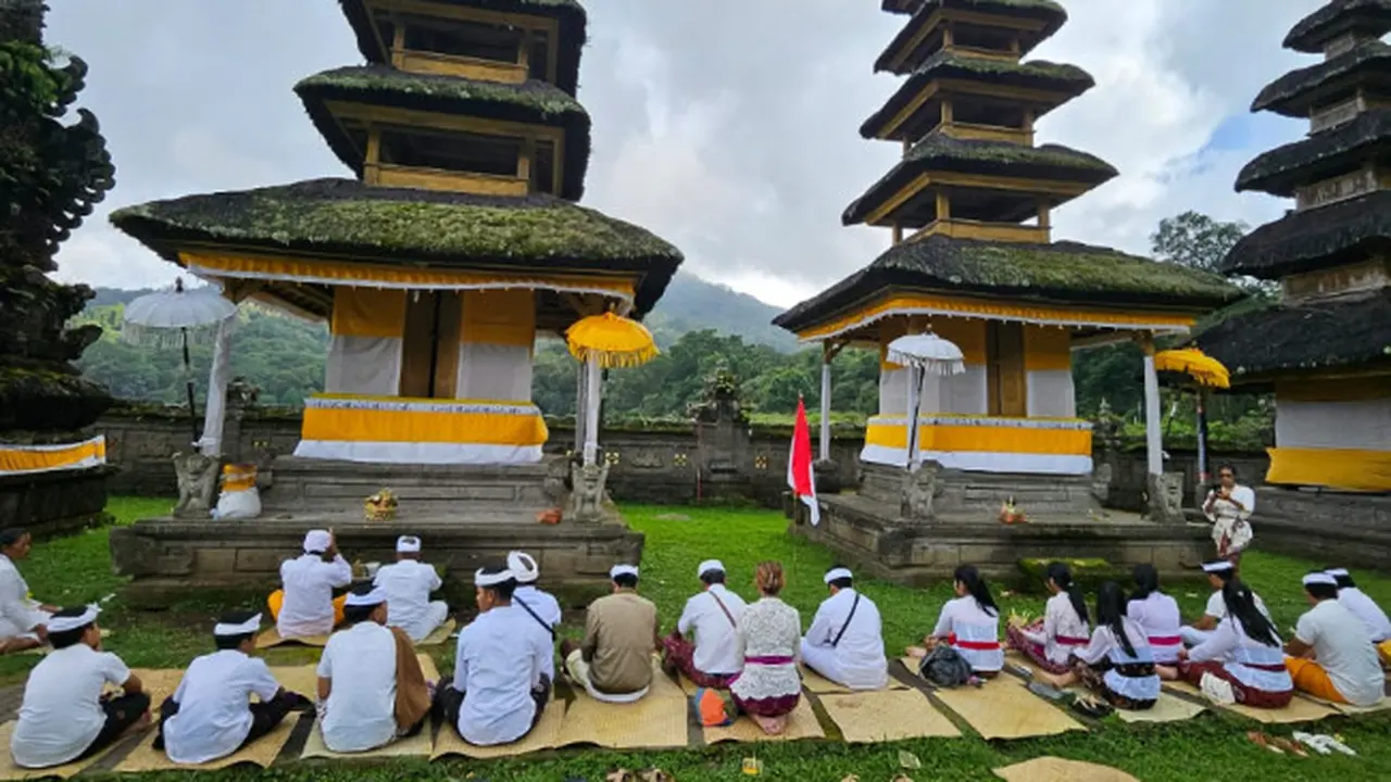 Warga Bali Doa Bersama di Danau Tamblingan, Ingin Pemimpin Amanah