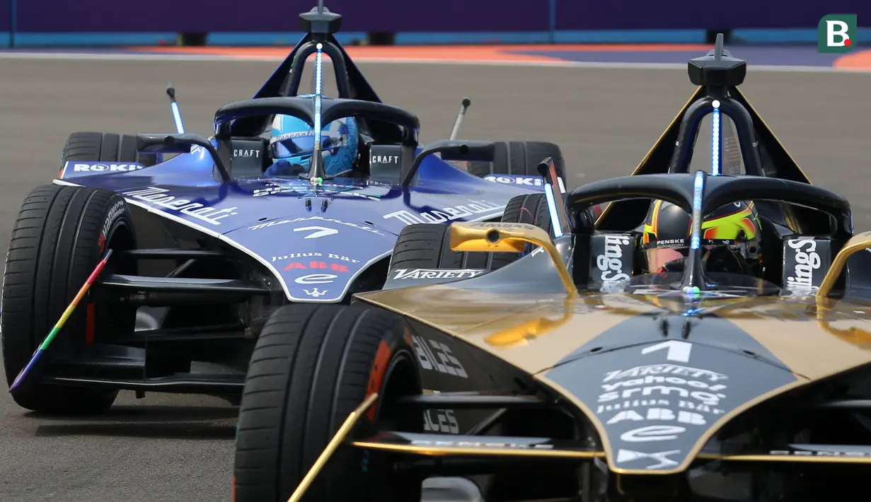 Pembalap Maserati MSG Racing, Maximilian Guenther (kiri) memacu mobilnya dengan pembalap DS Penske, Stoffel Vandoorne saat sesi kualifikasi Jakarta E-Prix 2023 round-11 di Jakarta International E-Prix Circuit, Ancol, Jakarta, Minggu (04/06/2023). Gunther sukses meraih P1 setelah mengalahkan pembalap Avalanche Andretti, Jake Dennis dengan perbedaan waktu 0.585 detik. (Bola.com/Bagaskara Lazuardi)