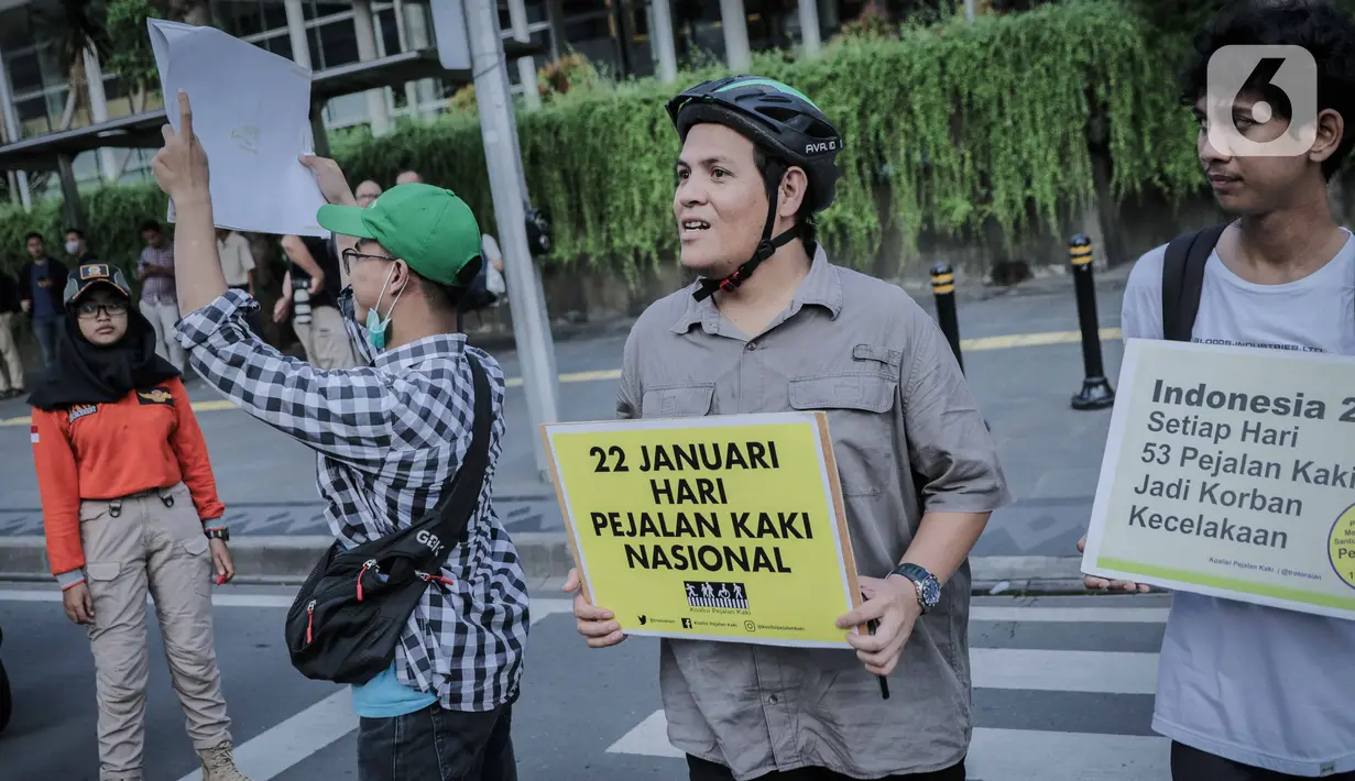 Koalisi Pejalan Kaki saat menggelar aksi di Pelican Cross Thamrin, Jakarta, Rabu (22/1/2020). Aksi tersebut dalam rangka memperingati Hari Pejalan Kaki Nasional pada 22  Januari, serta  mengajak pengendara tertib lalu lintas serta menghormati hak pejalan kaki. (Liputan6.com/Faizal Fanani)