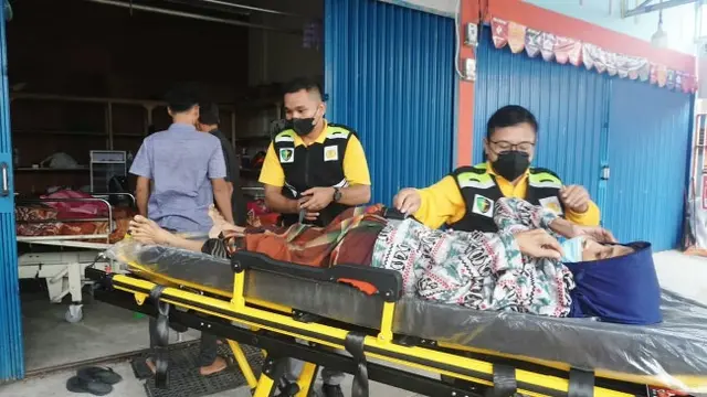 Petugas medis RS Bhayangkara Polda Riau membawa pasien tumor untuk mendapatkan pengobatan layak.