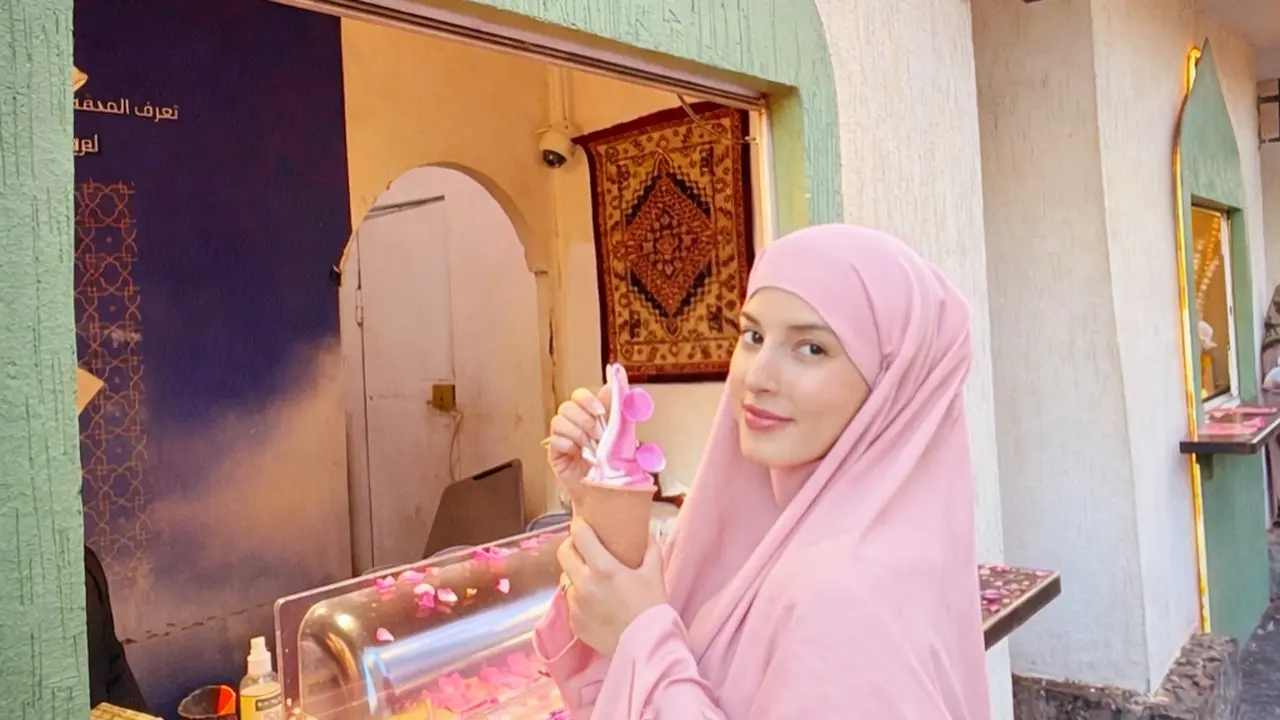 Tampilan Manis Serba Pink Tasya Farasya Jajal Es Krim Rose Viral di Madinah