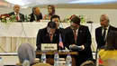 Ketua DPR Setya Novanto (ketiga kanan) didampingi dua pimpinan DPR menyaksikan penandatangan oleh delegasi Parlemen Malaysia saat Konferensi Parlemen Asia-Afrika di Komplek Parlemen, Senayan, Jakarta, Kamis (23/04/2015). (Liputan6.com/Andrian M Tunay)
