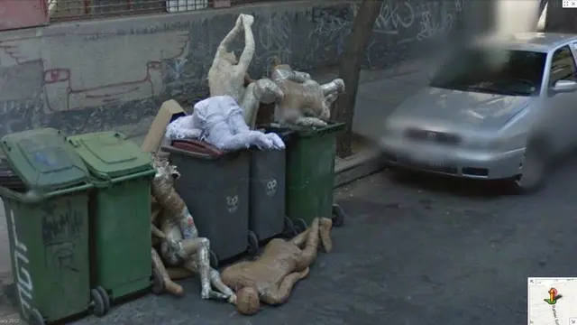 1. Tumpukan "Boneka Mayat" di Tempat Sampah